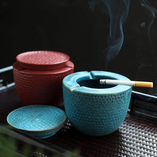 Céramique turquoise et rouge - cendrier de balcon avec cigarette