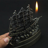 Cendrier en forme de Bateau avec Briquet Allumé Retourné