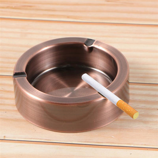 Métal cuivré - Cendrier en métal cuivré avec cigarette posée