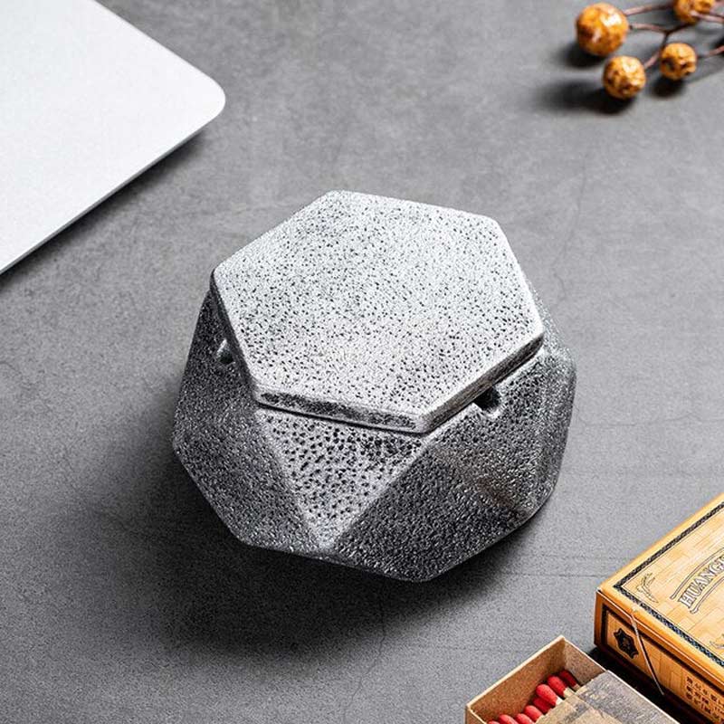 Métal noir mat avec couvercle - cendrier fermé design anti-odeurs usage intérieur