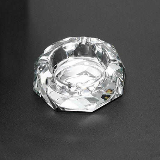 Verre transparent - cendrier design forme diamant sur fond blanc