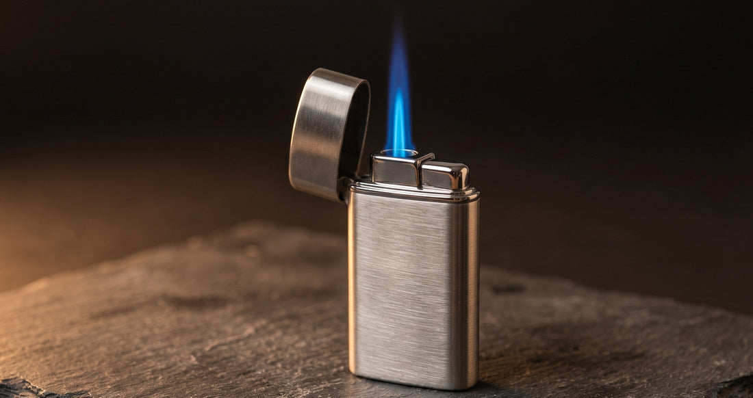 Briquet tempête en métal argenté avec flamme bleue résistante au vent sur fond sombre