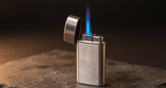 Briquet tempête en métal argenté avec flamme bleue résistante au vent sur fond sombre