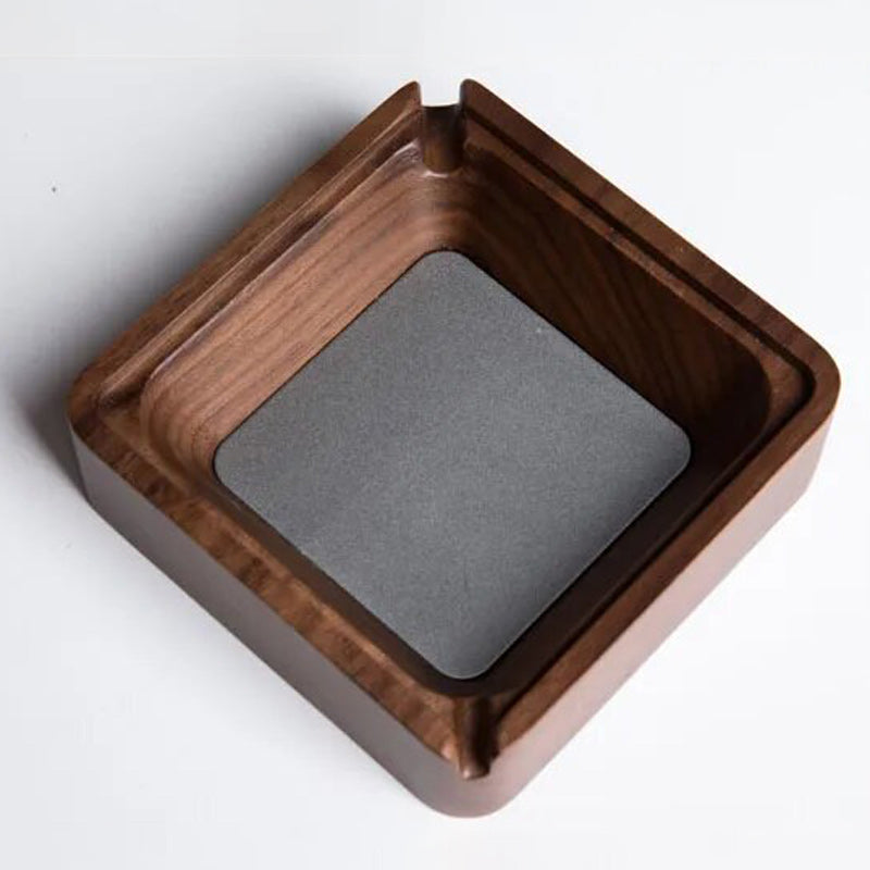 Cendrier en bois massif de forme carree avec finition noyer
