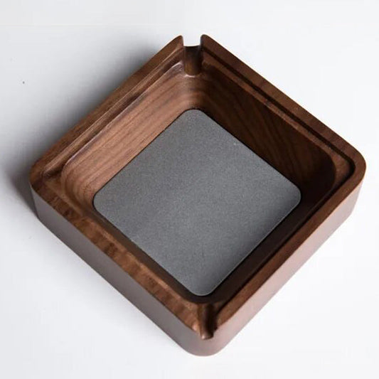 Cendrier en bois massif de forme carree avec finition noyer