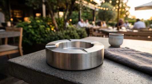 Cendrier inox design en acier inoxydable brosse sur table de terrasse moderne