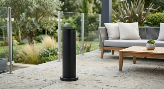 Cendrier sur pied extérieur en inox noir mat sur terrasse de jardin design