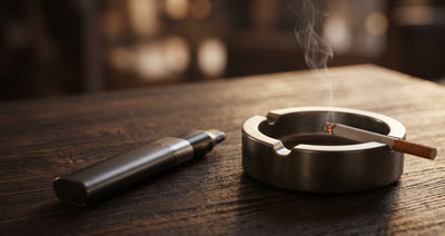 Comparaison entre une cigarette électronique moderne et une cigarette traditionnelle posée sur un cendrier en métal
