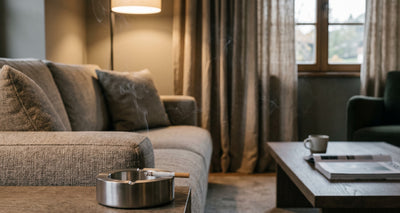Intérieur de salon moderne avec légère fumée résiduelle de cigarette se déposant sur les surfaces domestiques