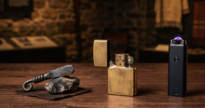 Évolution historique des briquets du briquet à silex ancien au briquet électrique moderne sur table en bois