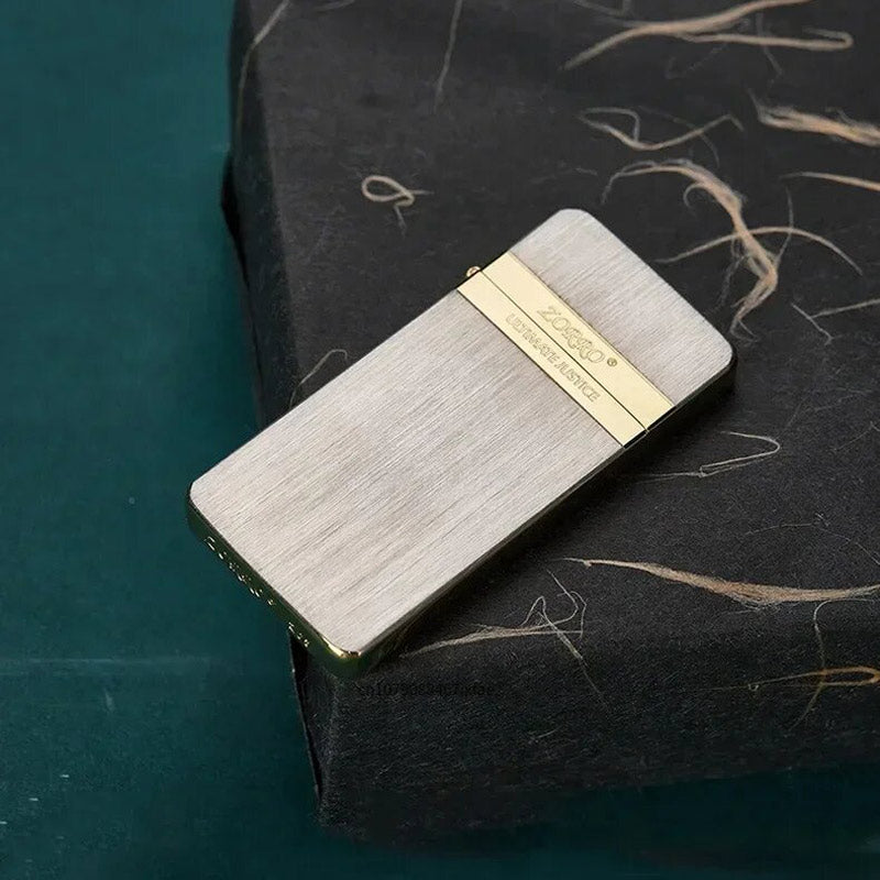 Briquet à Pierre Doré sur un bureau