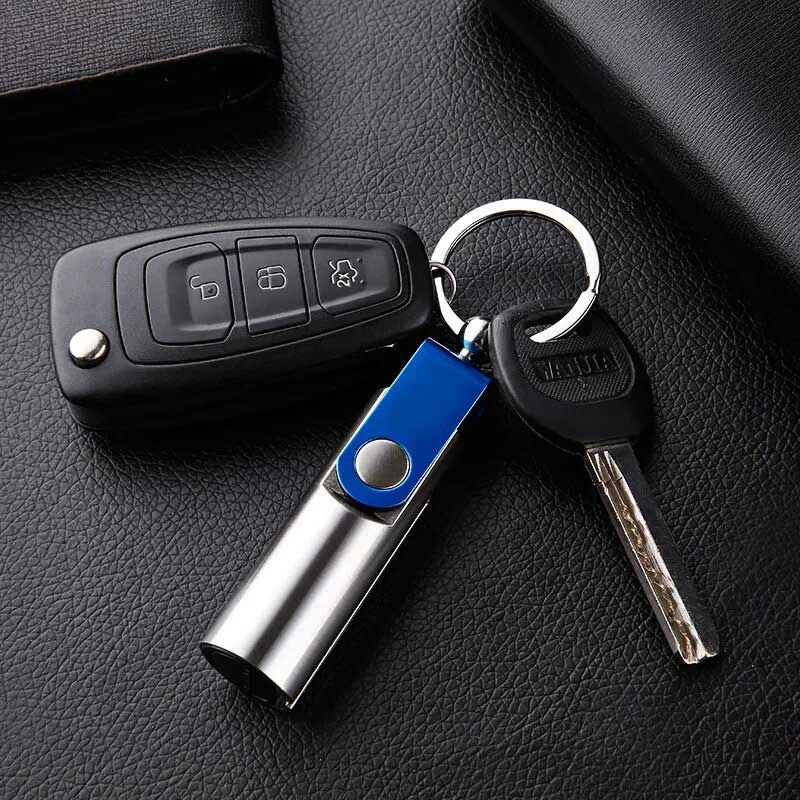 Briquet Allumette Bleu sur des clés