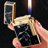Briquet Beau allumé dans une main