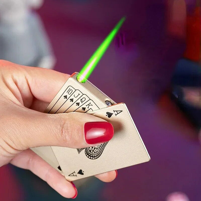 Briquet Carte As Doré dans une main