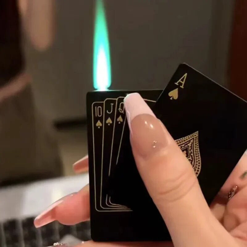 Briquet Carte As Noir dans une main
