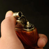 Briquet Homme dans une main