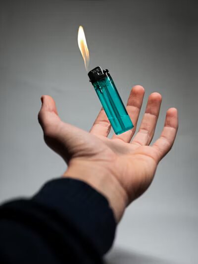 Briquet allumé flottant au dessus d'une main