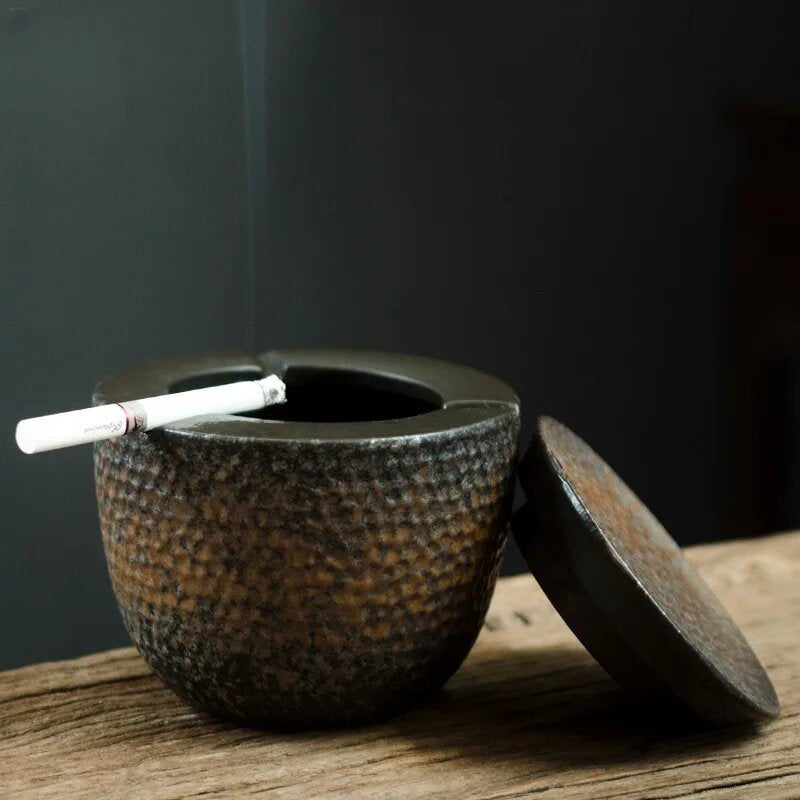 Céramique marron - cendrier de balcon avec cigarette