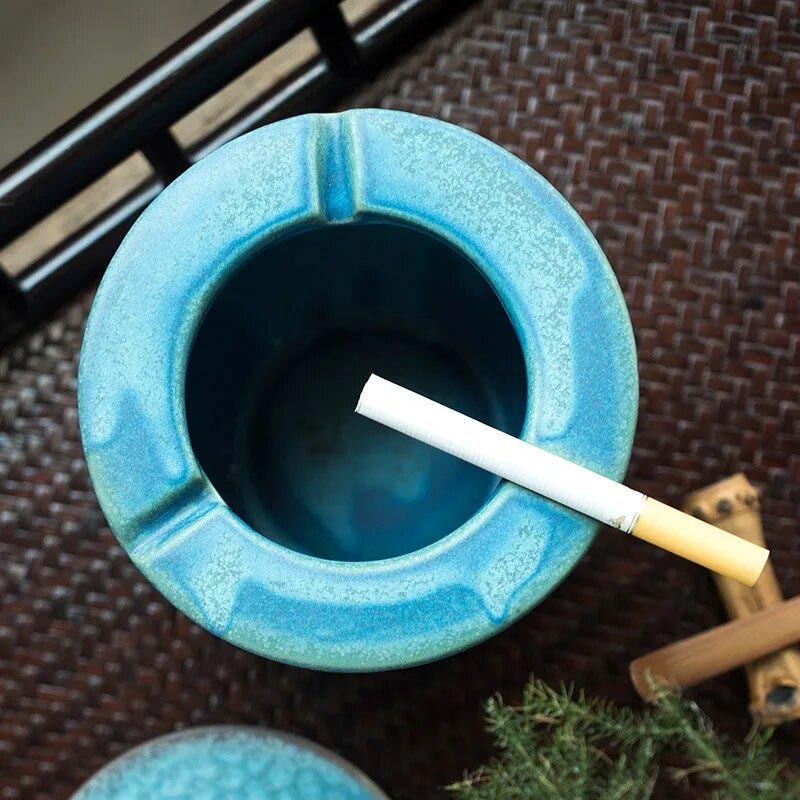 Céramique turquoise - vue du dessus avec cigarette posée