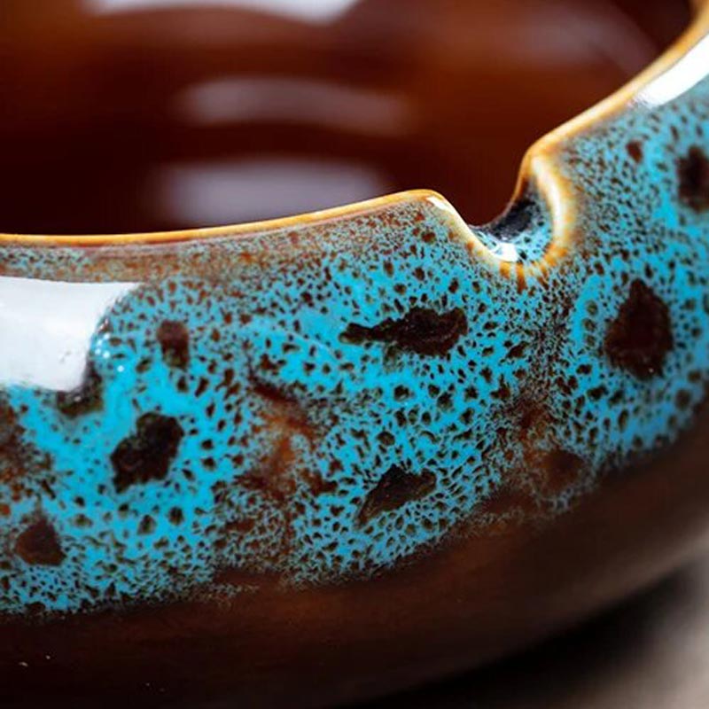 Céramique bleu tacheté - détail des motifs peints à la main