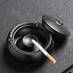 Cendrier Noir avec Cigarette