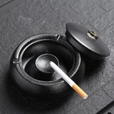 Cendrier Noir avec Cigarette