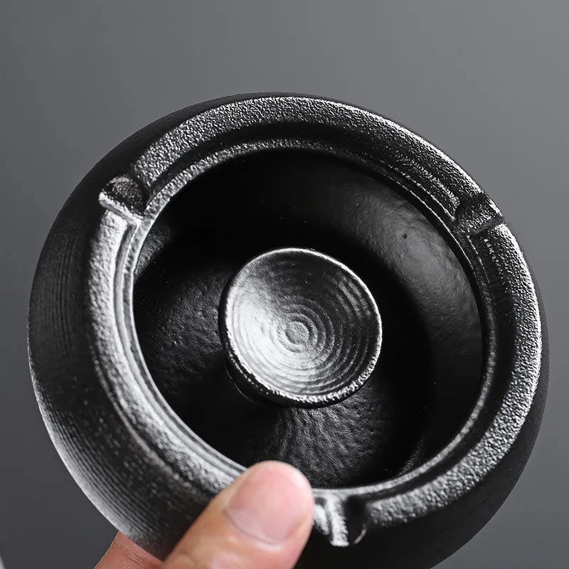 Cendrier noir inox, vue du dessus couvercle ouvert