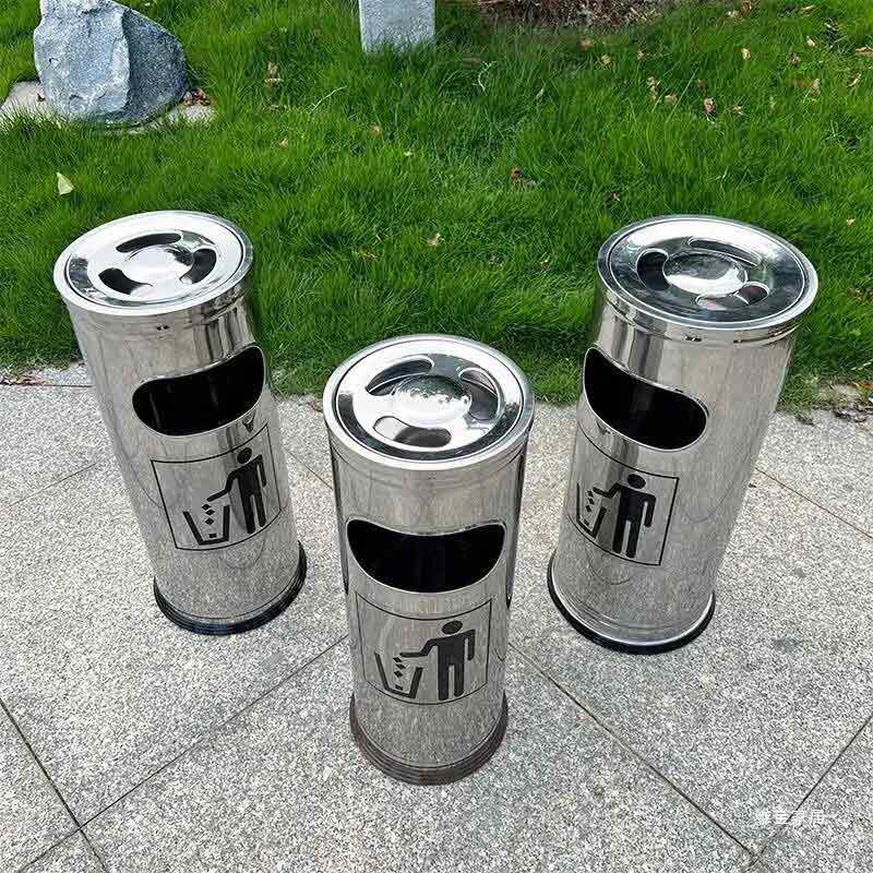Inox brossé - cendrier poubelle inox compact vu en extérieur sur terrasse