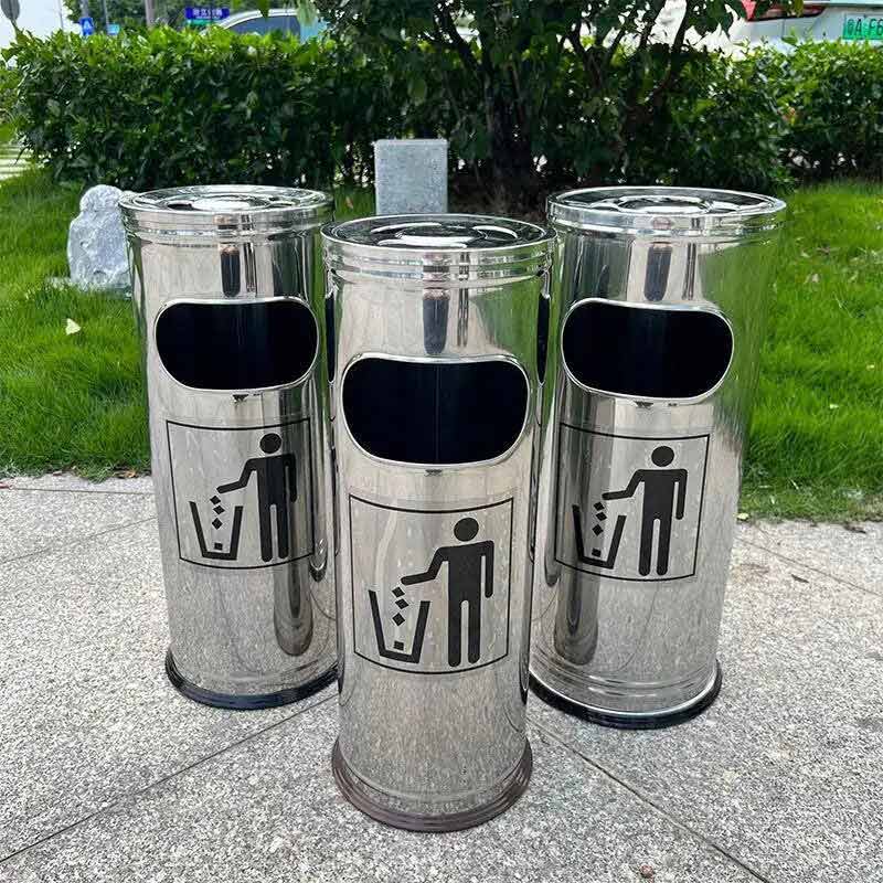 Inox brossé - cendrier poubelle inox compact vu en extérieur sur terrasse