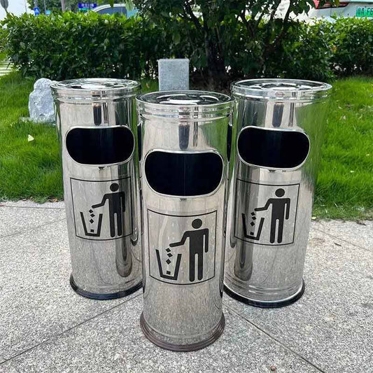 Inox brossé - cendrier poubelle inox compact vu en extérieur sur terrasse