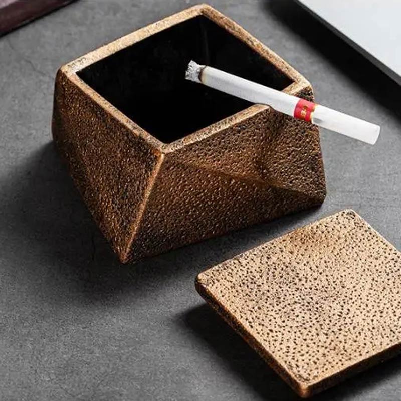 Béton doré - cendrier carré avec cigarette posée