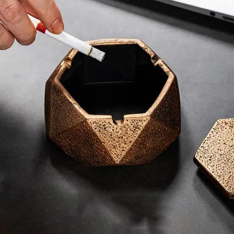Béton doré - cendrier hexagonal avec cigarette posée