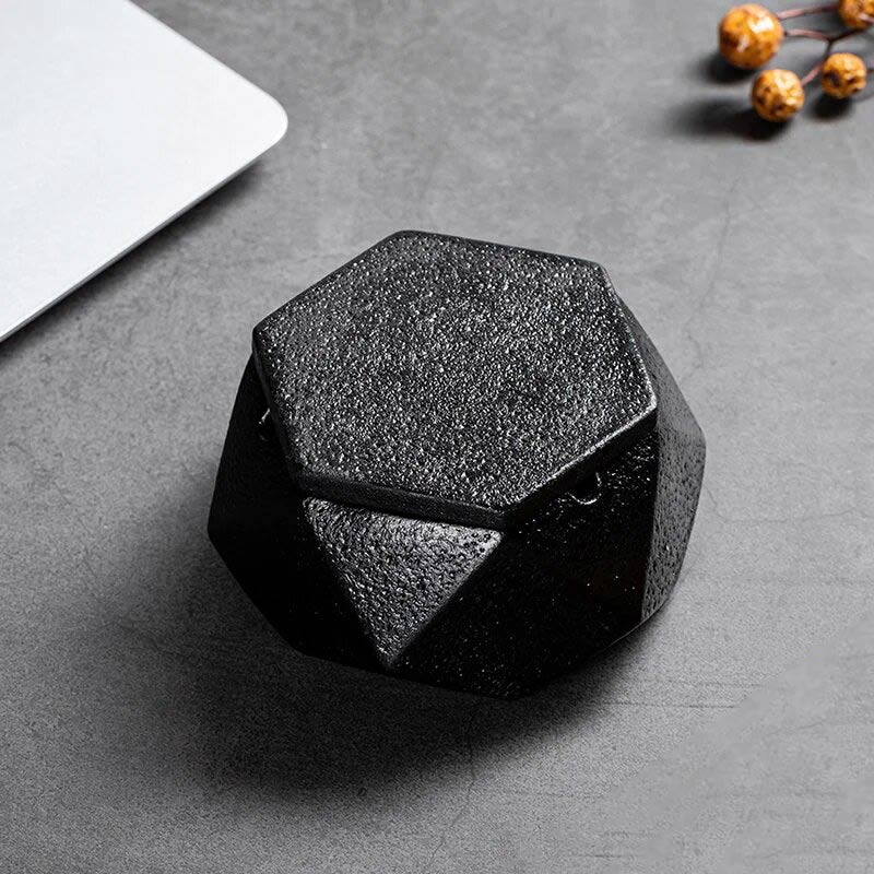 Béton noir - cendrier hexagonal avec couvercle