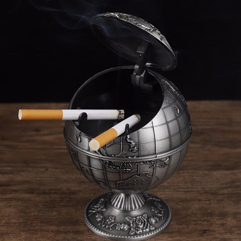 Cendrier globe sur pied design argent - vue de côté