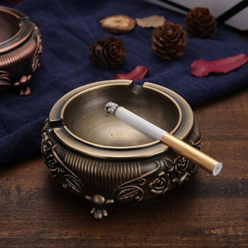 Cendrier vintage sur pied en metal - accessoire fumeur style mid-century modern pour salon