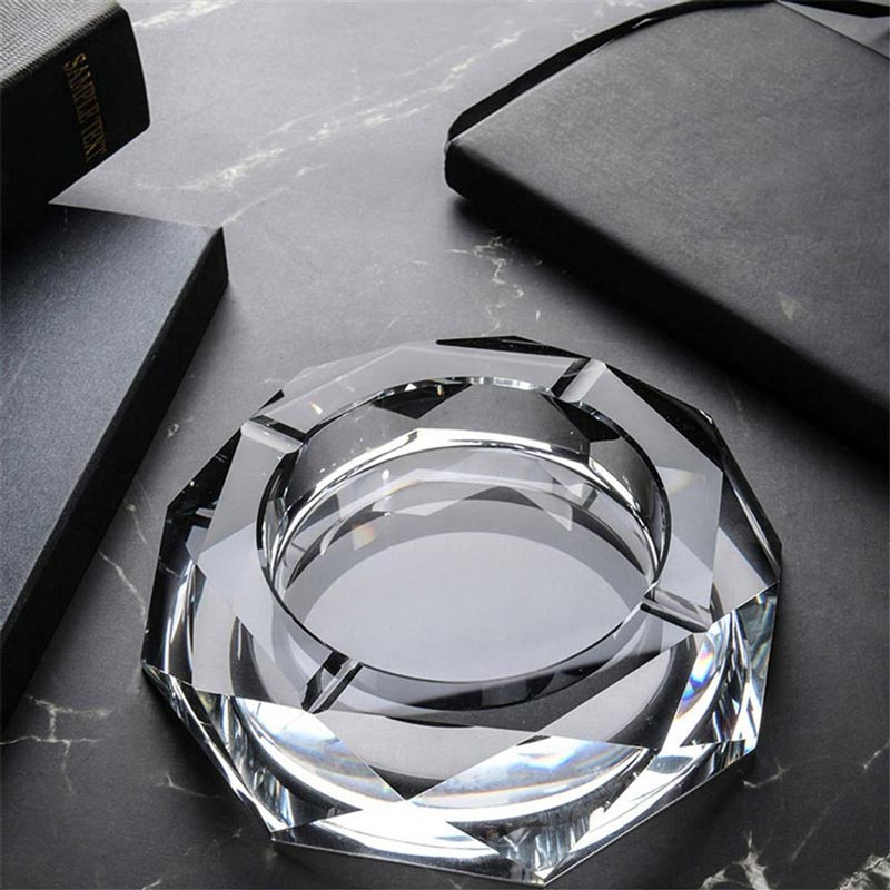 Verre soufflé - cendrier Art Déco diamant sur table en marbre