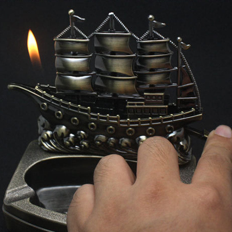 Métal poli - cendrier bateau avec briquet allumé