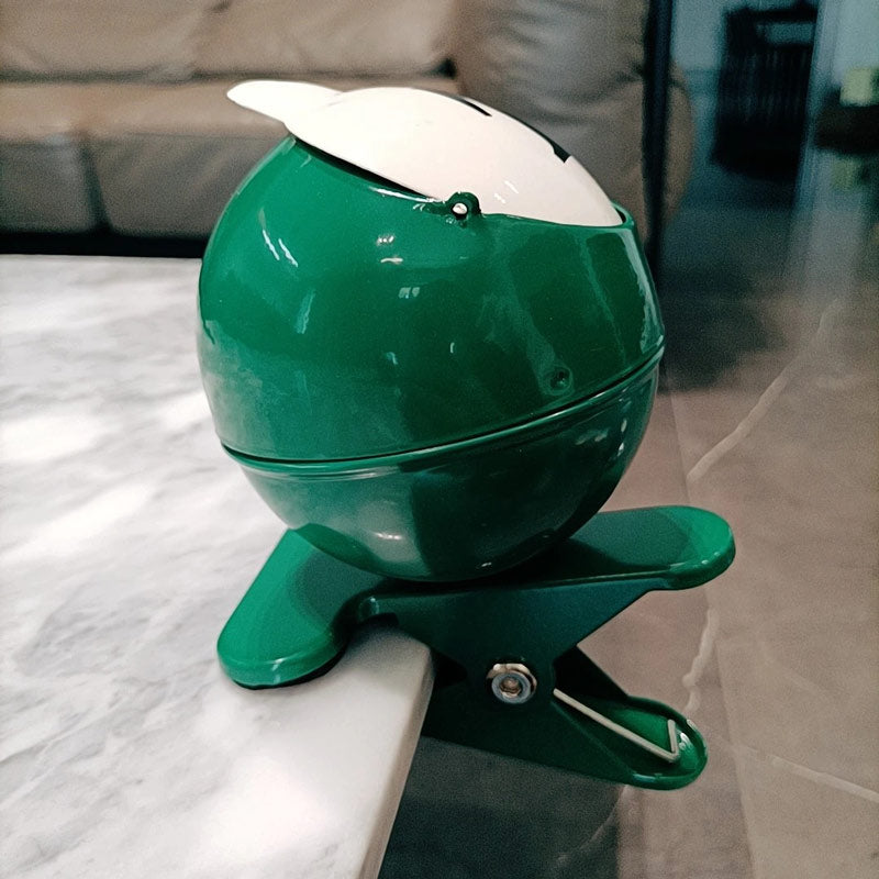 Plastique vert - cendrier boule à clipser vue de profil