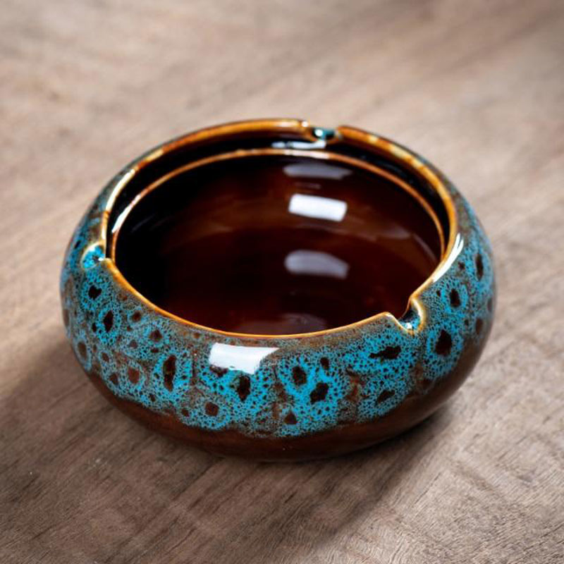 Cendrier marocain en céramique bleu tacheté avec couvercle, vue de face