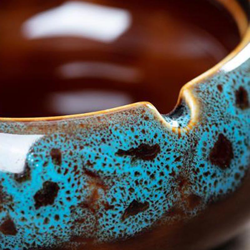 Cendrier marocain céramique bleu tacheté, zoom sur motifs artisanaux