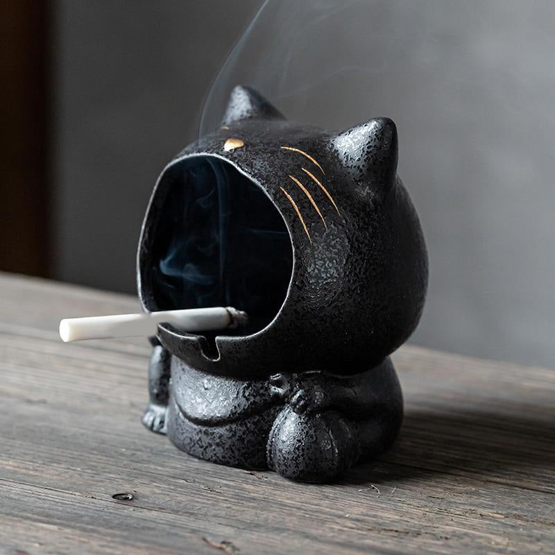 Céramique grise - cendrier chat assis avec cigarette vue rapprochée