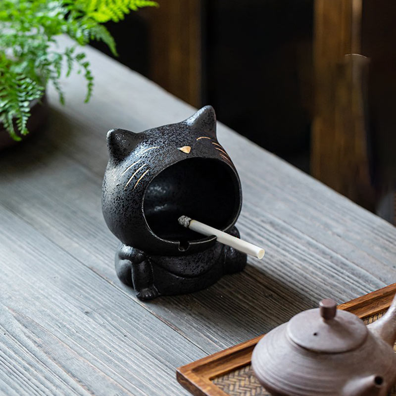 Céramique grise - cendrier chat assis sur table avec cigarette