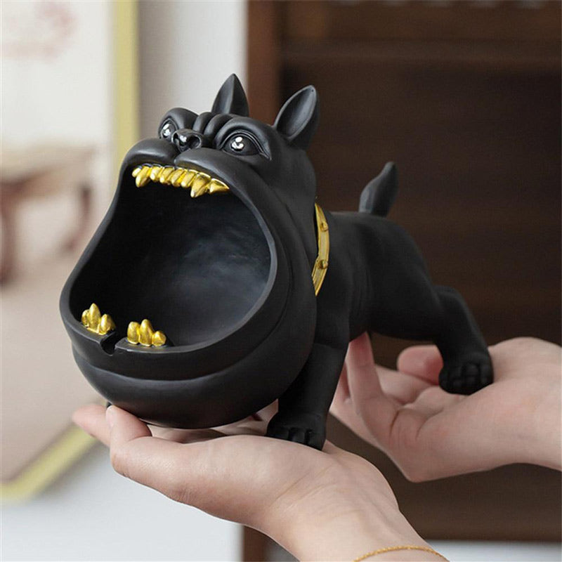 Céramique noire - cendrier chien tenu dans une main