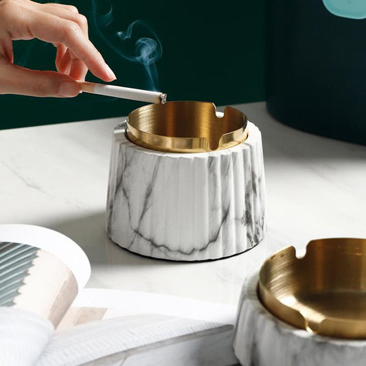 Céramique blanc marbre - cendrier de table design avec cigarette