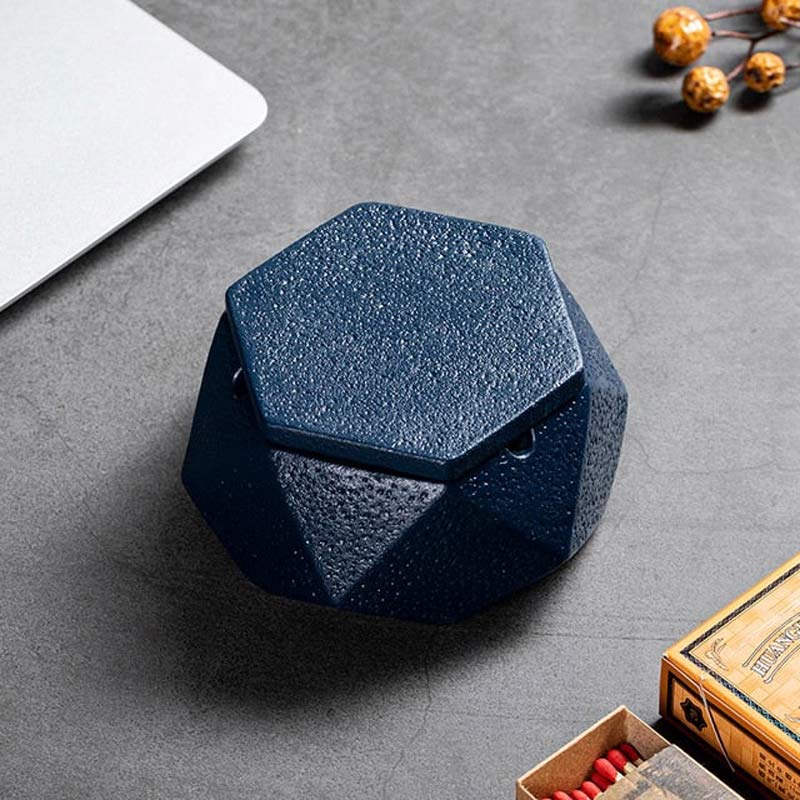 Métal noir mat avec couvercle - cendrier fermé design anti-odeurs usage intérieur