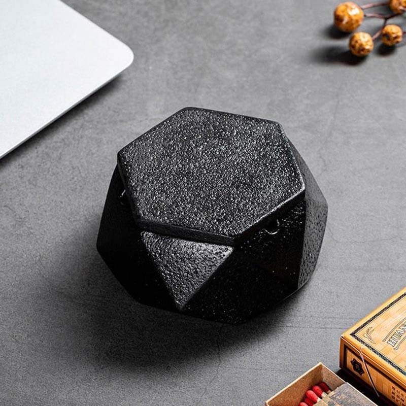 Métal noir mat avec couvercle - cendrier fermé design anti-odeurs usage intérieur