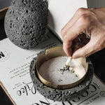 Cendrier Lune en Béton Gris avec cigarette