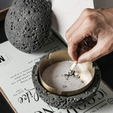 Cendrier Lune en Béton Gris avec cigarette