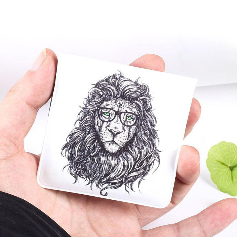 PVC imprimé lion à lunettes - cendrier pochette souple dans une main