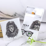 Cendrier Pochette Souple Lion à Lunettes avec un Mégot